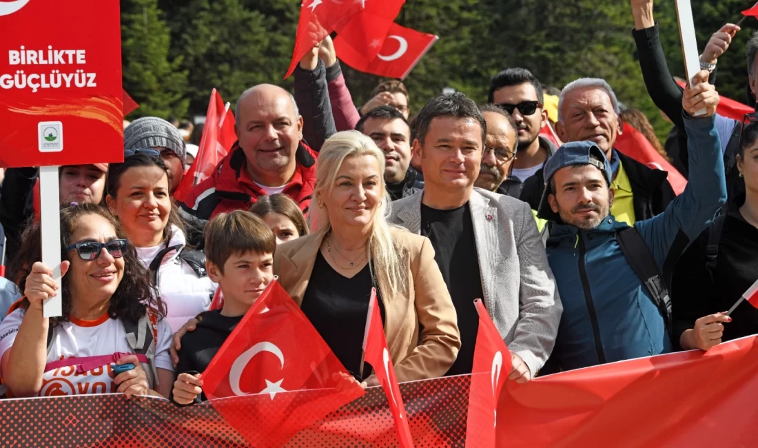 Bursa Uludağ’da yüzlerce kişi Cumhuriyet’in izinde Burs’da Osmangazi Belediyesi, Türkiye Cumhuriyeti’nin 102’inci kuruluş yıldönümü etkinlikleri kapsamında