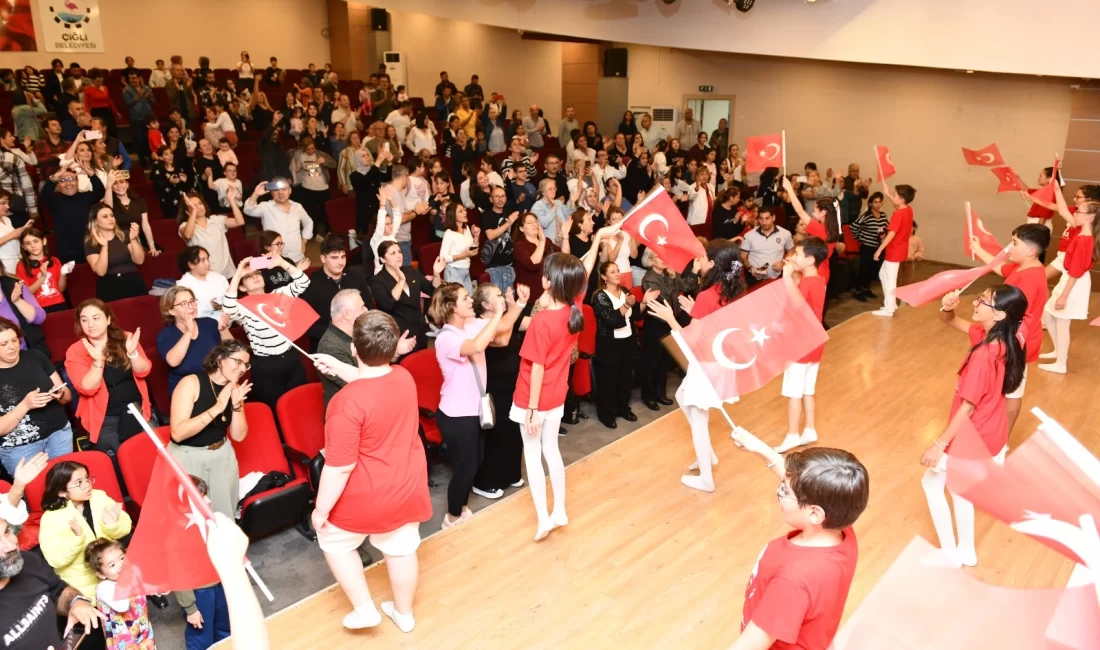 Çiğli’de “O’nun Sayesinde” duygu dolu anlar yaşattı İzmir’de Çiğli Belediyesi Gençlik Tiyatrosu, Cumhuriyet’in 102. yılı kapsamında hazırladığı