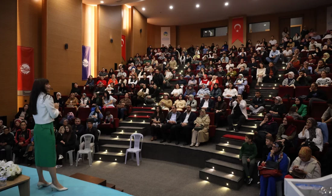 Çocuklarınıza pahalı hediyeler değil, sevgi verin Sakarya Büyükşehir Belediyesi Sosyal Gelişim Merkezi’nde (SGM) gerçekleştirilen “Etkili Ebeveynlik: