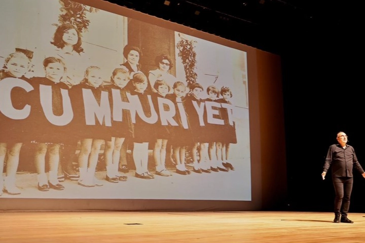 “Cumhuriyete Giden Yol” söyleşisiyle unutulmaz gece Denizli Büyükşehir Belediyesi, Cumhuriyet’in 102. yılı etkinlikleri kapsamında ünlü yazar,