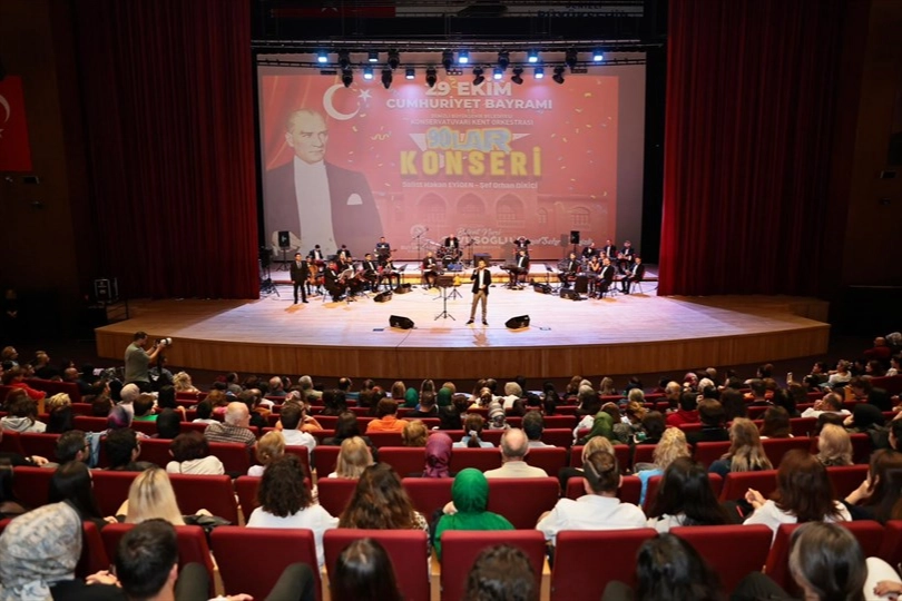 Denizli Büyükşehir’den Cumhuriyet’in 102. yılında nostaljik gece Denizli Büyükşehir Belediyesi’nin 29 Ekim Cumhuriyet Bayramı etkinlikleri kapsamında düzenlediği