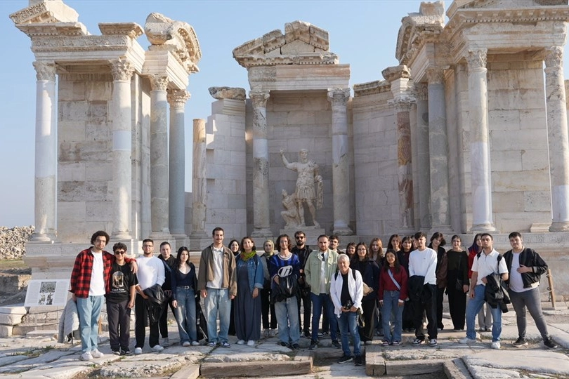 Denizli Büyükşehir’den gençlere yönelik turizm atağı Denizli Büyükşehir Belediyesi tarafından düzenlenen “Gençlerle Tarihin ve Doğanın İzinde”