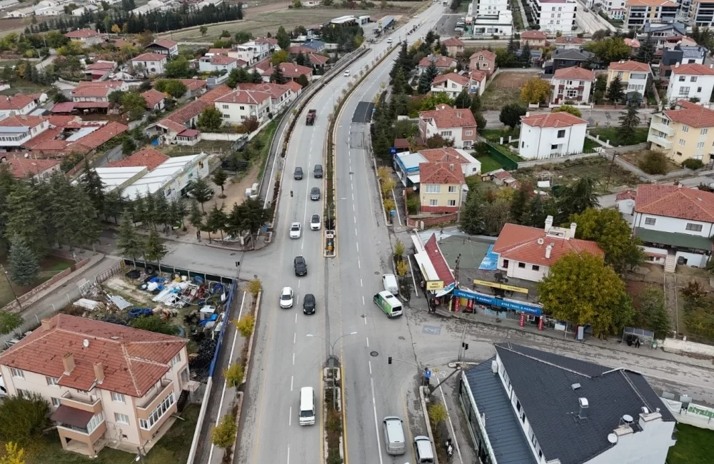 Eskişehir’de ‘yeşil dalga’ uygulaması başlıyor Eskişehir Büyükşehir Belediyesi, kent içi trafiği rahatlatmak ve ulaşımı daha