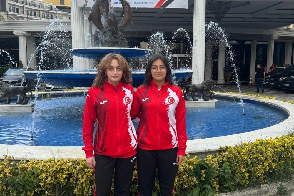 Eskişehir Büyükşehir Spor Kulübü sporcuları Irmak Çetinkaya ve İdil Bengisu