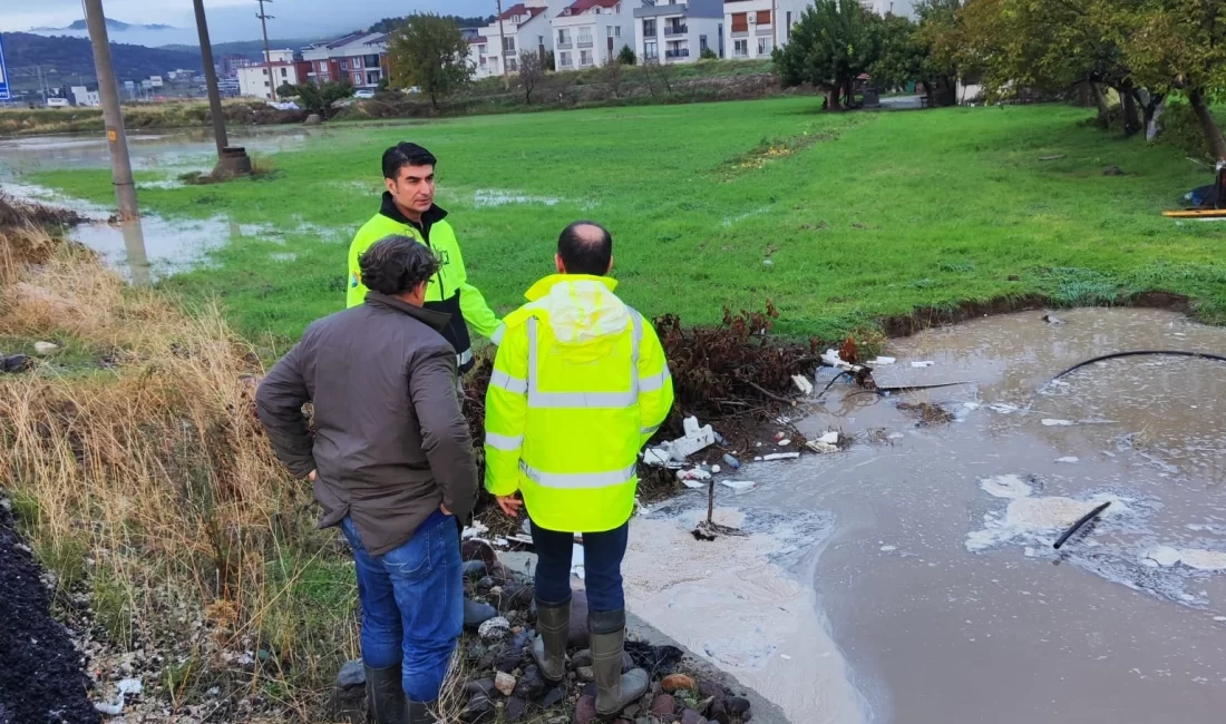 İzmir Bergama aşırı yağışlarla mücadele ediyor İzmir’in Bergama ilçesinde aşırı yağış nedeniyle sel ve su baskınları