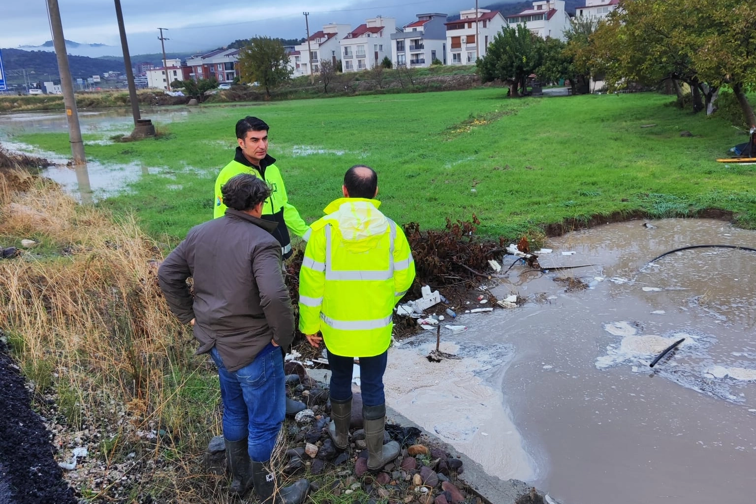 İzmir’in Bergama ilçesinde aşırı yağış nedeniyle sel ve su baskınları