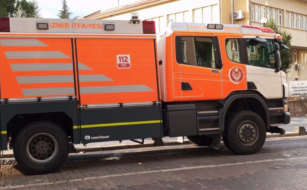 İzmir İtfaiyesi deprem sonrası destek için Sındırgı’da İzmir Büyükşehir Belediyesi ekipleri, dün akşam saatlerinde merkez üssü Balıkesir’in