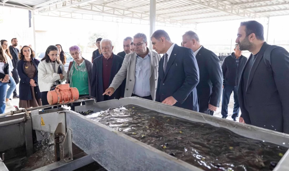 İzmir’de sezonun ilk zeytinyağı Başkan Tugay’dan İzmir Büyükşehir Belediye Başkanı Dr. Cemil Tugay, Bademler Köyü Tarımsal