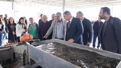 İzmir’de sezonun ilk zeytinyağı Başkan Tugay’dan İzmir Büyükşehir Belediye Başkanı Dr. Cemil Tugay, Bademler Köyü Tarımsal