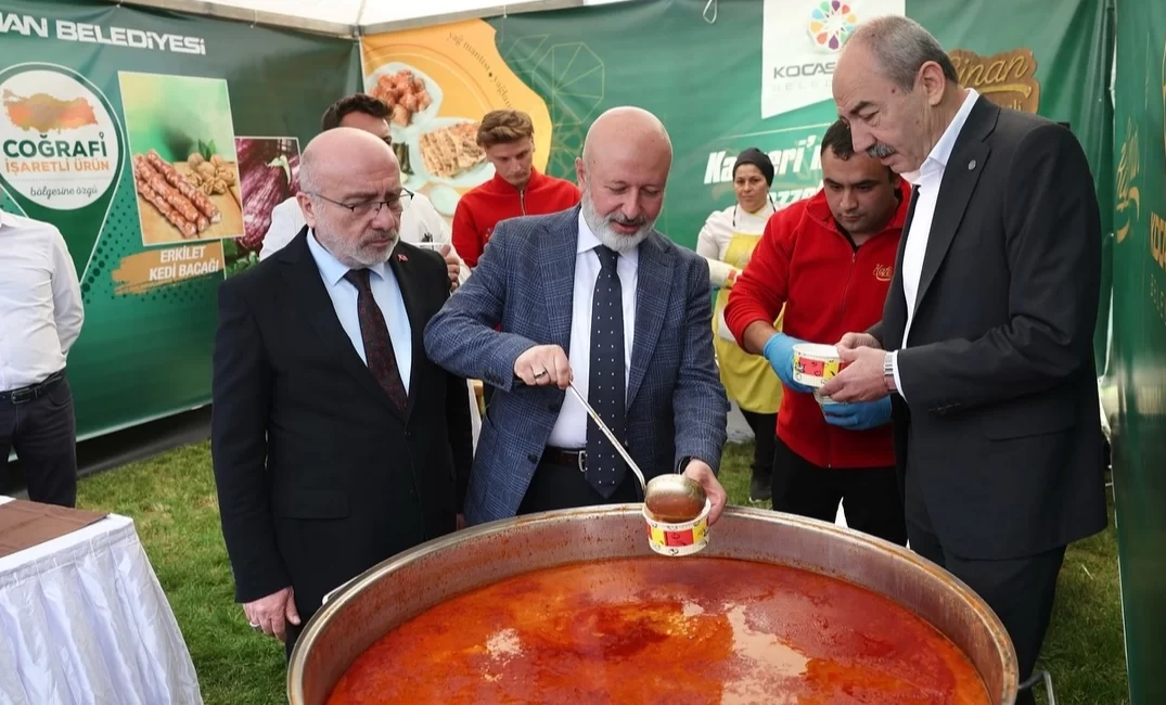 Kayseri Kocasinan’dan Gastronomi Günleri’ne lezzetli katılım Kayseri Kocasinan Belediye Başkanı Ahmet Çolakbayrakdar, 3. Kayseri Gastronomi Günleri’nde