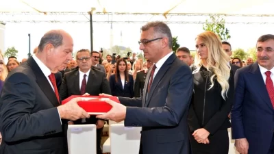 KKTC’de devir teslim tamam! Erhürman görevi Tatar’dan devraldı Kuzey Kıbrıs Türk Cumhuriyeti’nin 6. Cumhurbaşkanı Tufan Erhürman, Cumhuriyet Meclisi’ndeki