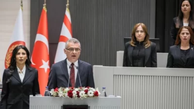 KKTC’de Erhürman göreve başladı… “Kıbrıs Türk halkının huzuru ve refahı için çalışacağım” KKTC Cumhuriyet Meclisi’nde düzenlenen törenle ant içen Tufan Erhürman, Kuzey