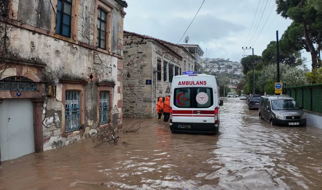 İzmir’in Foça ilçesinde etkili olan kuvvetli yağışlar sonrası sel ve