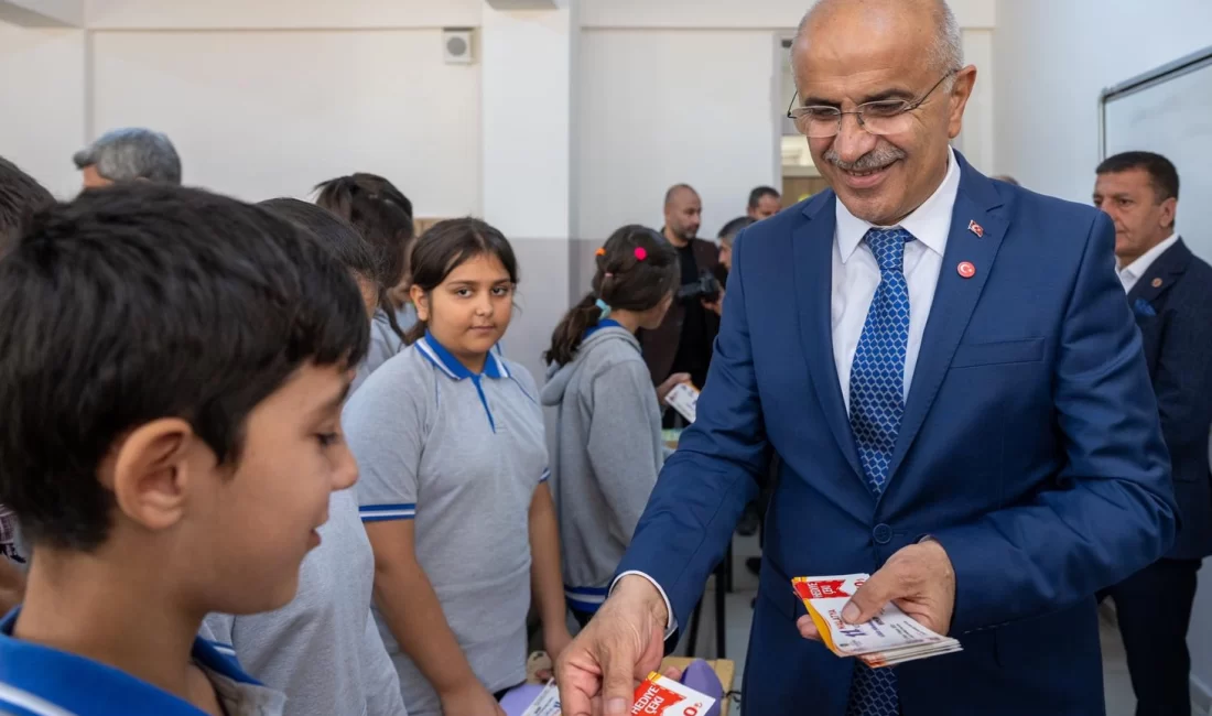 Malatya’da Başkan Er ortaokul öğrencilerini ziyaret etti Malatya Büyükşehir Belediye Başkanı Sami Er, Mevlânâ Ortaokulu öğrencilerine ziyarette