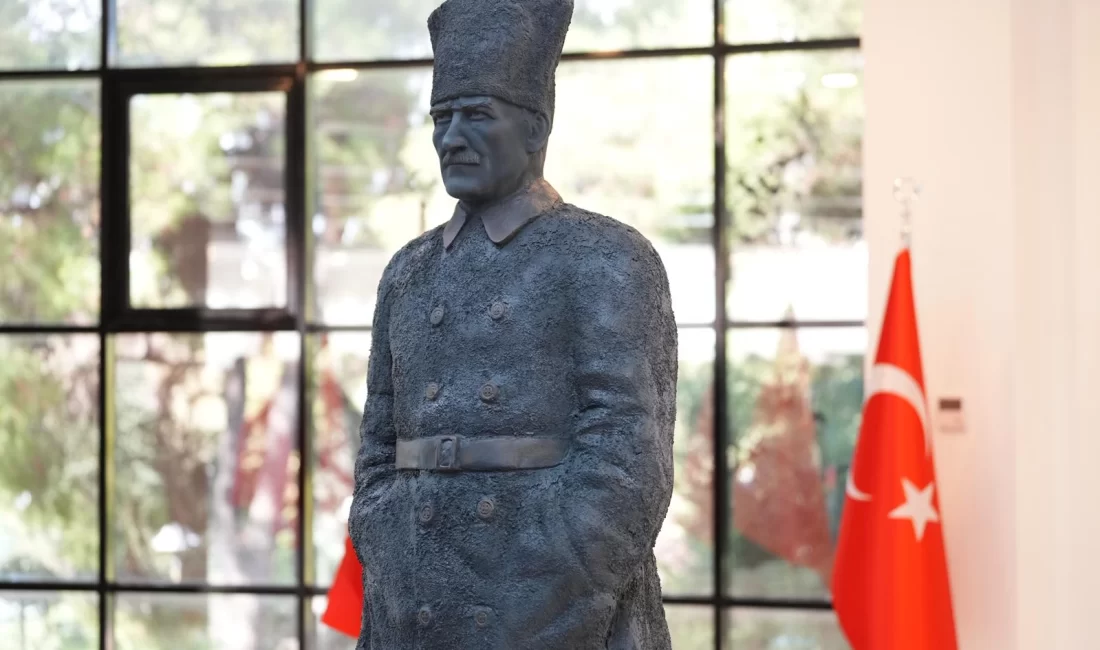 Manisa’da ‘Atatürk Heykelleri Sergisi’ açıldı Cumhuriyetin 102’nci kuruluş yıl dönümü kutlamaları kapsamında Manisa’da anlamlı bir