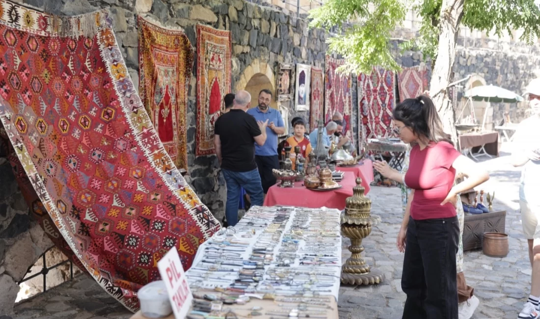 Nevşehir’de antika ve koleksiyon meraklıları tarihin merkezinde buluşuyor Antika meraklılarını bir araya getiren Nevşehir Antika Pazarı Nevşehir Kalesi’nde