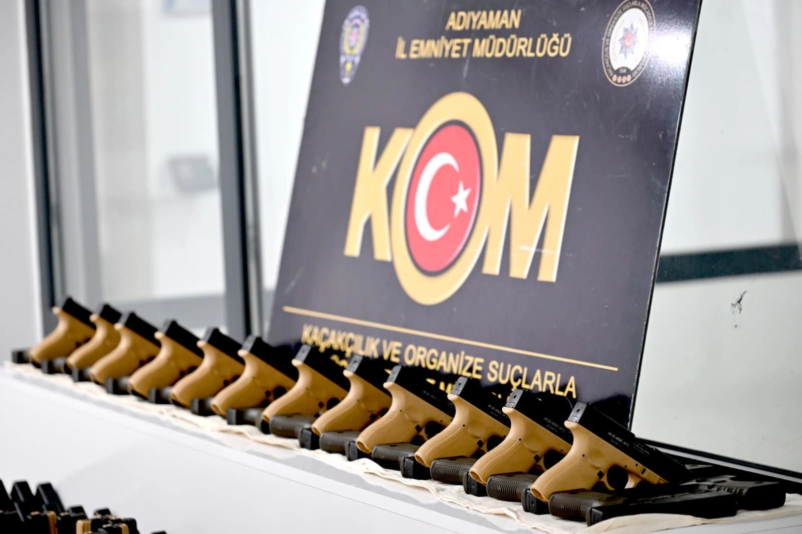 Adıyaman KOM ve İstihbarat şubeleri, kurusıkı tabancaları ateşli silaha dönüştürmek