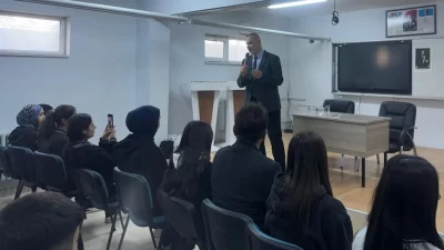 Gazeteci-yazar Metin Özmen, Şırnak Cizre’de öğrencilere “Başarıda Arkadaş Seçimi” konulu