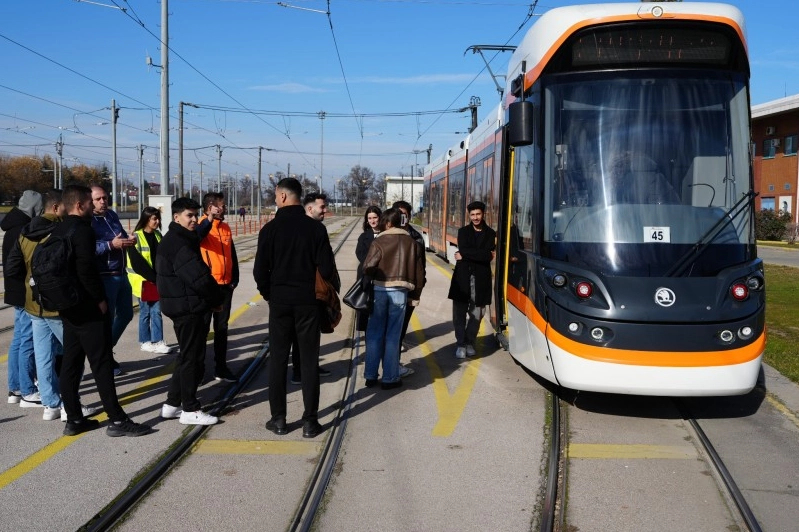 Eskişehir Teknik Üniversitesi Ulaştırma Meslek Yüksekokulu Raylı Sistemler Bölümü öğrencileri,