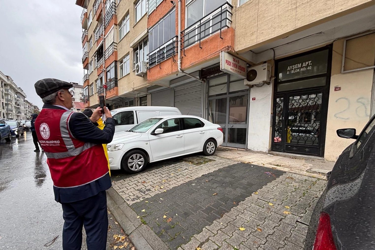 Maltepe Belediyesi afet anında tehlike yaratabilecek klima, direk, elektrik kabloları,