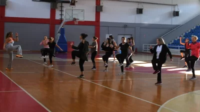 İzmir Narlıdere Belediyesi’nin sağlıklı yaşam için düzenlediği aerobik kursları, kadınlardan