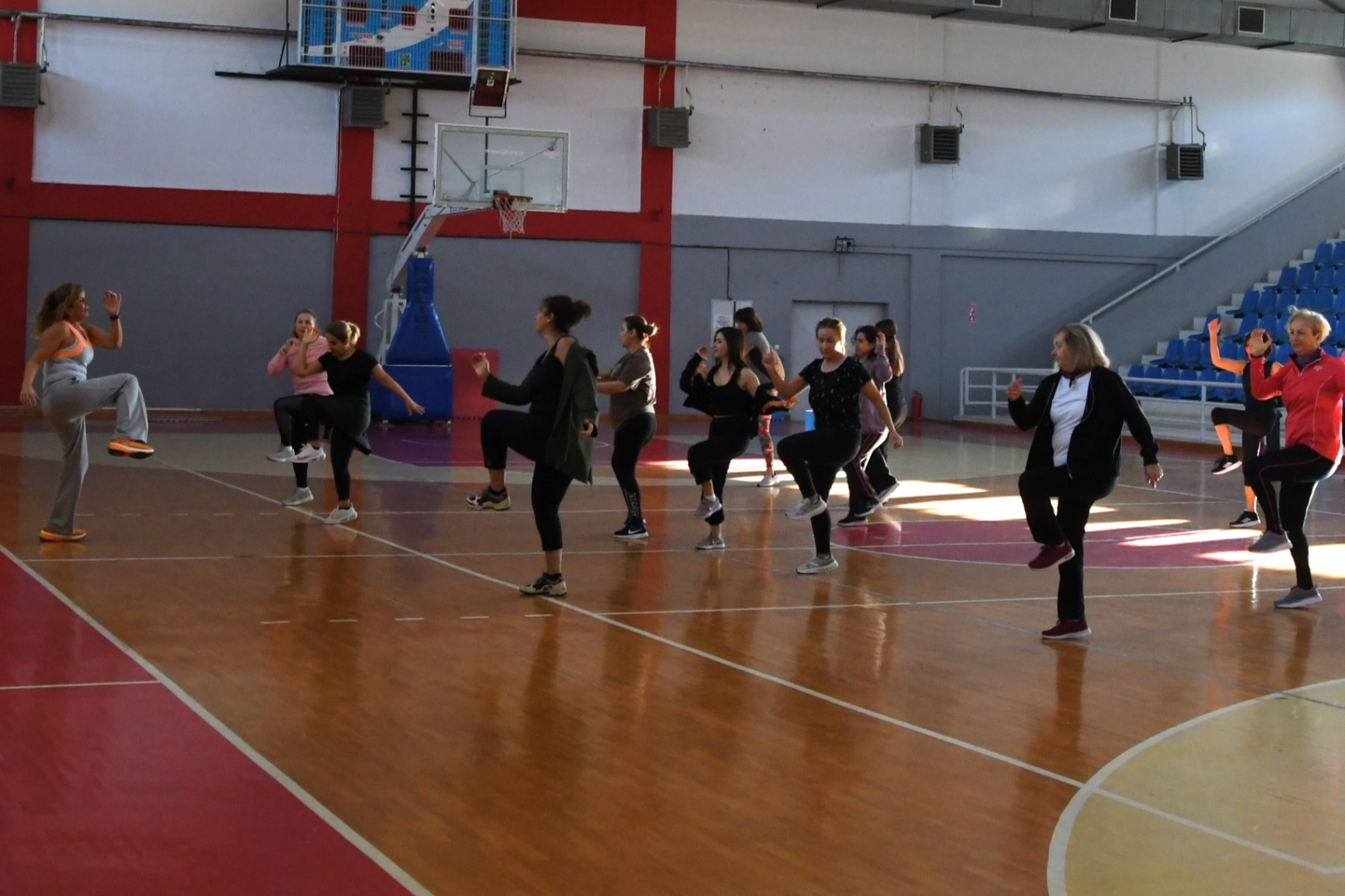 İzmir Narlıdere Belediyesi’nin sağlıklı yaşam için düzenlediği aerobik kursları, kadınlardan