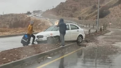 Adıyaman’da Mersin Caddesi’nde yağış sonucu oluşan su birikintisine giren otomobil,