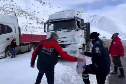 Meteorolojik uyarı verilen illerde karla mücadele ve hazırlık çalışmaları aralıksız