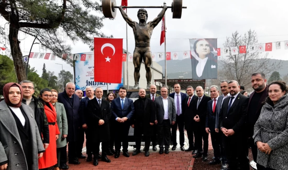 Bornova Belediyesi tarafından Naim Süleymanoğlu’nun doğum gününde heykeli açıldı, hafızalara