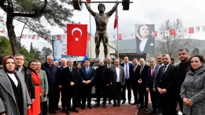 Bornova Belediyesi tarafından Naim Süleymanoğlu’nun doğum gününde heykeli açıldı, hafızalara