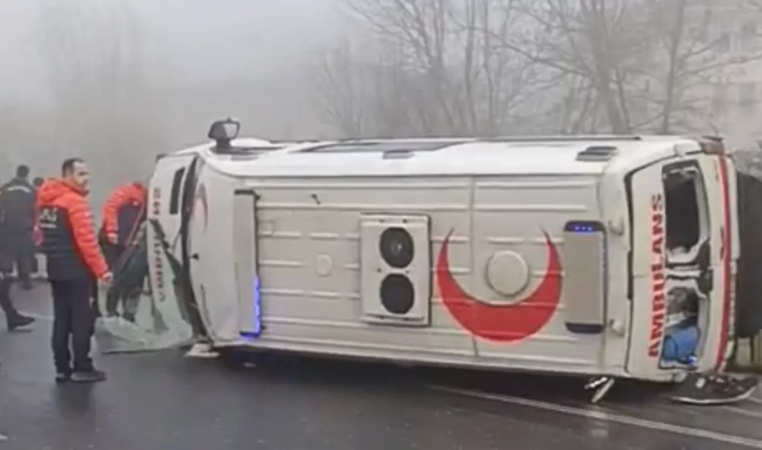 Düzce’de yoğun sis nedeniyle kontrolden çıkan ambulansın yan yatması sonucu