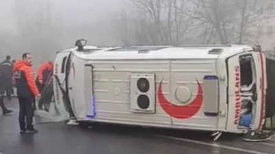 Düzce’de yoğun sis nedeniyle kontrolden çıkan ambulansın yan yatması sonucu