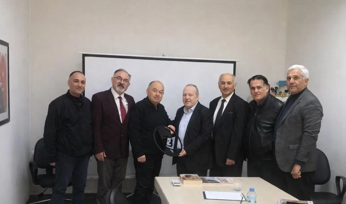 İzmir Büyükşehir Belediyesi eski Başkanı Burhan Özfatura, kentin yıllardır çözülemeyen