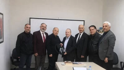 İzmir Büyükşehir Belediyesi eski Başkanı Burhan Özfatura, kentin yıllardır çözülemeyen