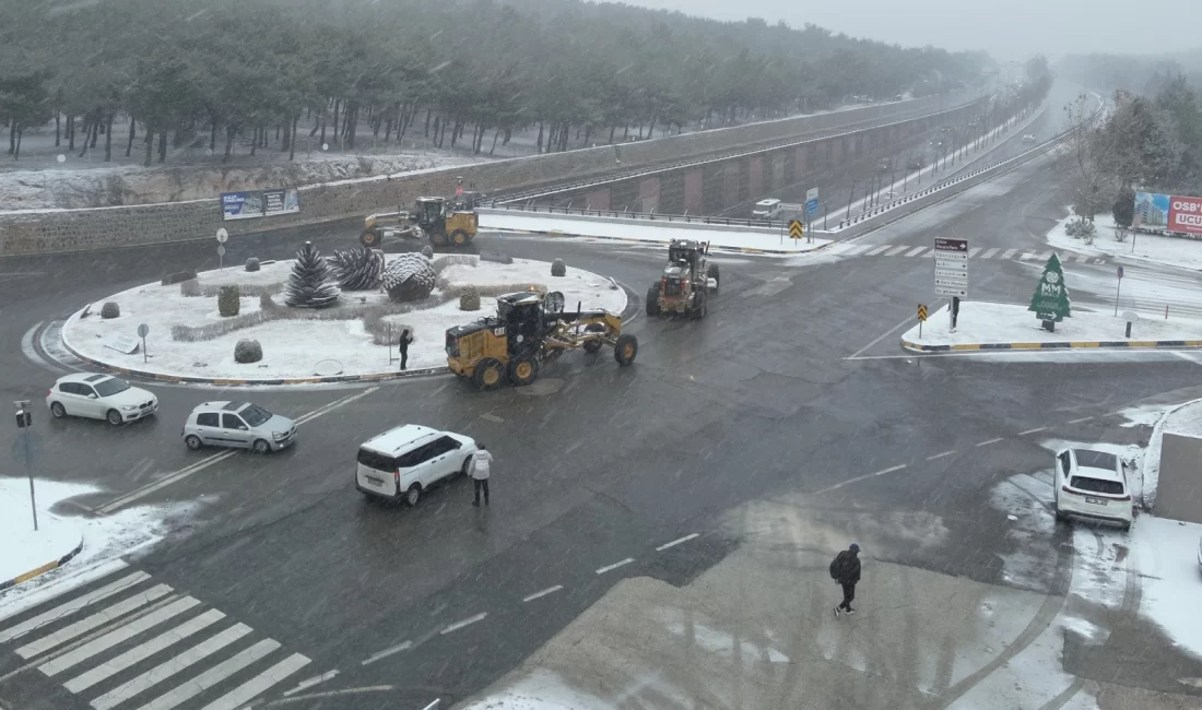 Gaziantep Büyükşehir Belediyesi, etkisini sürdüren kar yağışıyla birlikte ana arterler,