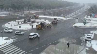 Gaziantep Büyükşehir Belediyesi, etkisini sürdüren kar yağışıyla birlikte ana arterler,