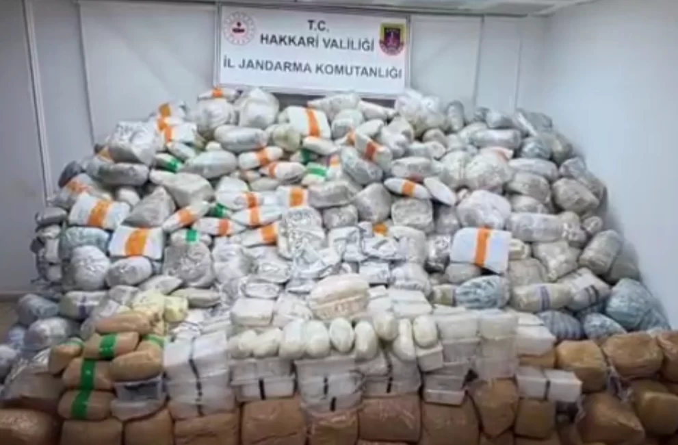 İçişleri Bakanı Ali Yerlikaya, Hakkari’de jandarma ekiplerince düzenlenen operasyonda 771