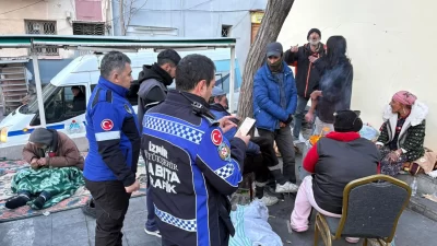 Soğukların etkisini artırdığı İzmir’de Büyükşehir Belediyesi ekipleri sokakta yaşadığı tespit