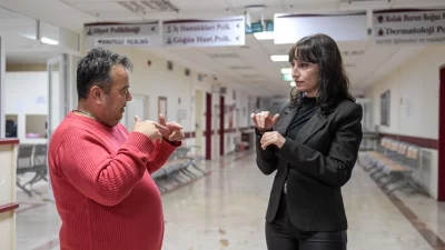 İzmirli Nuran Şerife Kültem, sağır olduğu için hastanede doktorlarla iletişim