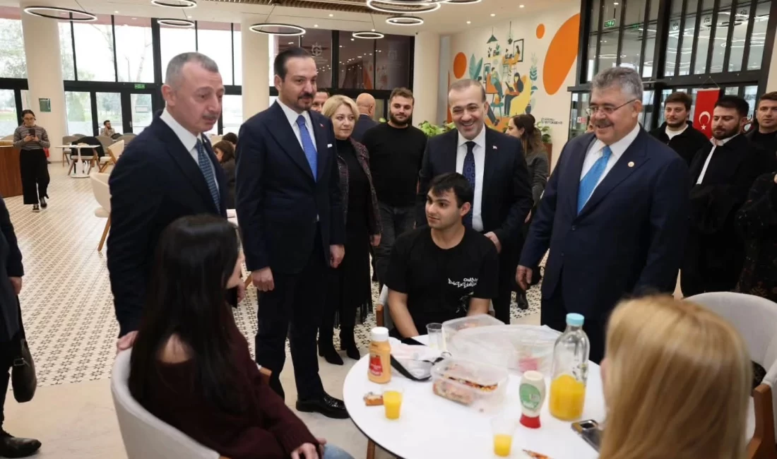 AK Parti Genel Başkan Yardımcısı Kürşad Zorlu, İzmit Millet Bahçesi’ni