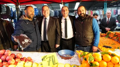 Manisa Büyükşehir Belediye Başkanı Besim Dutlulu, Perşembe Pazarı’nı ziyaret ederek