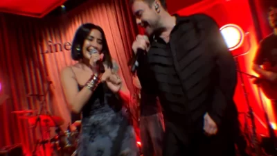 Murat Dalkılıç, kendisini dinlemeye gelen Melek Mosso’yu sahneye alarak birlikte