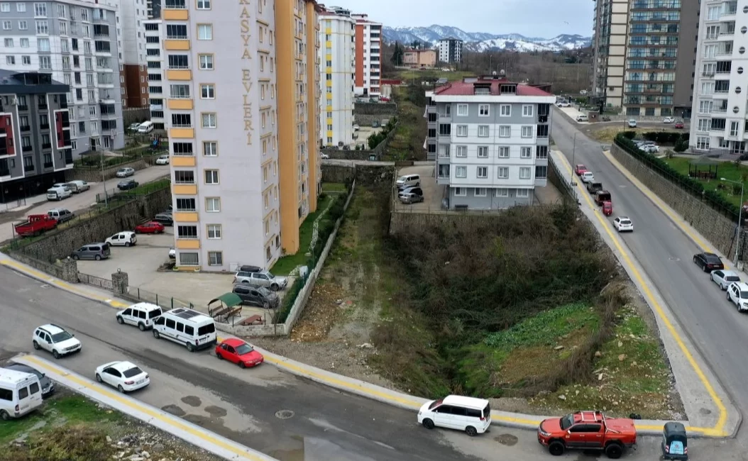 Ordu Büyükşehir Belediyesi, Altınordu ilçesinde hayata geçirdiği kaldırım çalışmalarıyla yaya