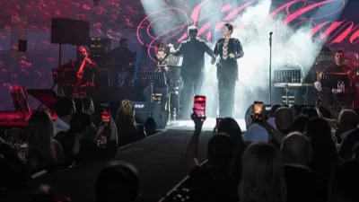 Ünlü sanatçı Sibel Can, soğuk bir İstanbul akşamında Cahide Palazzo