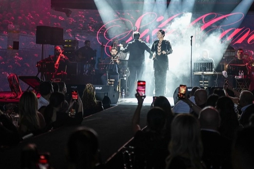 Ünlü sanatçı Sibel Can, soğuk bir İstanbul akşamında Cahide Palazzo