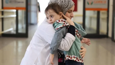 Gonca Engelsiz Yaşam Merkezi’nde eğitim gören minik Alparslan’ın azmini paylaşan